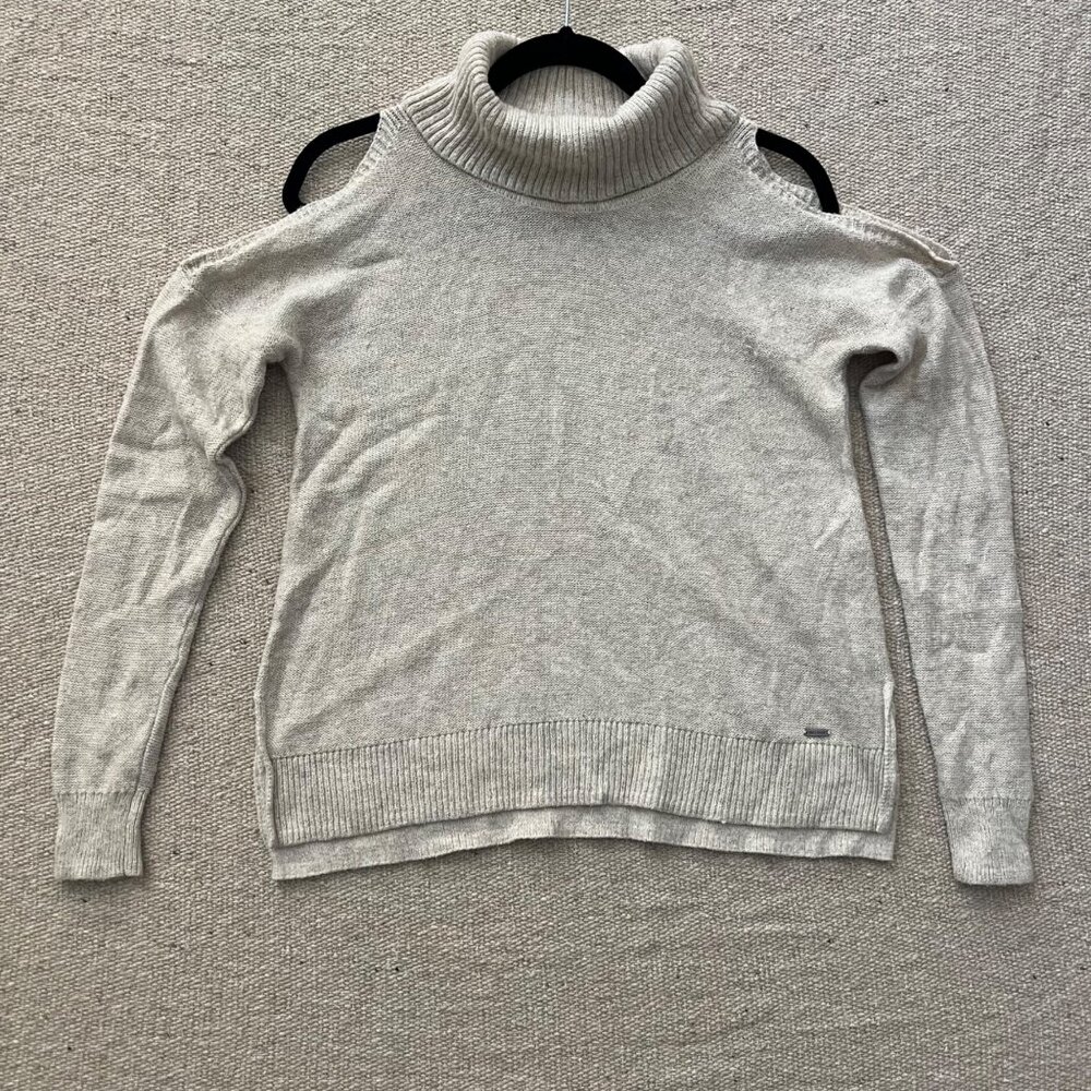 Hollister Women’s Open Shoulder Cream Colored Turtleneck Size Small